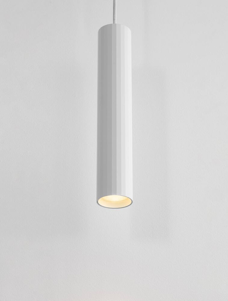 Mare Pendelleuchte Ø 5,5 cm in Weiß, geriffelt, ideal für modernes Interior Design.