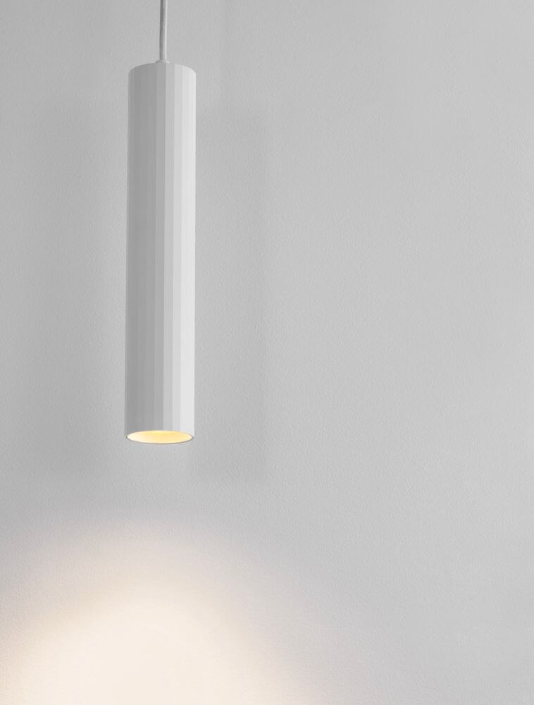 Mare Pendelleuchte Ø 5,5cm geriffelt, elegante weiße Hängelampe in modernem Design für stimmungsvolle Beleuchtung.