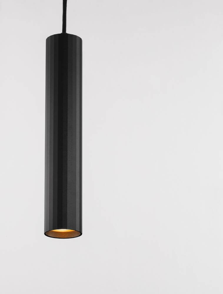 Mare Pendelleuchte in Schwarz, Ø 5,5cm, geriffelt, modernes Design für stilvolle Innenräume.
