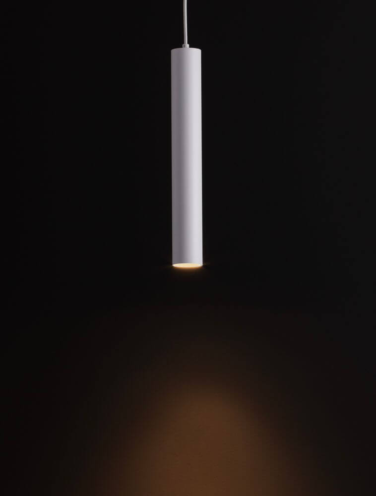Alt Tag: Mare Pendelleuchte Ø 5,5cm Glatt hängende schwarze Zylinder-Pendelleuchte aus Aluminium mit gezieltem Lichtkegel