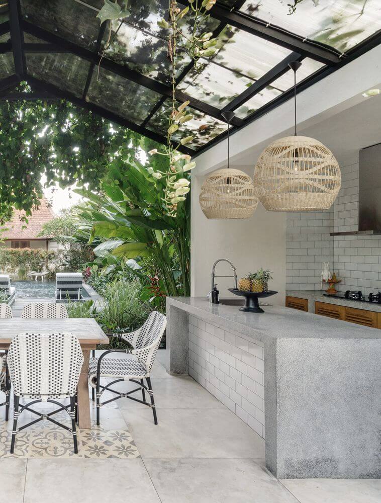 Marlo Pendelleuchte Kuppel Beige Rattan in moderner Küche mit grünem Ambiente.