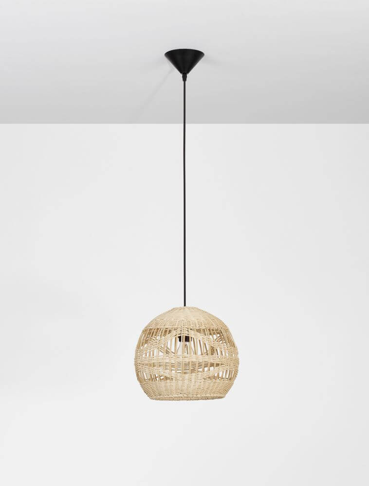 Marlo Pendelleuchte Kuppel Beige Rattan hängend in einem modernen Wohnraum.