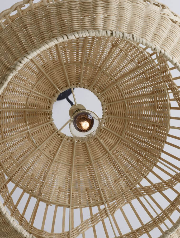 Marlo Pendelleuchte Kuppel Beige Rattan aus Rattan mit warmem Licht, ideal für gemütliche Wohnräume.