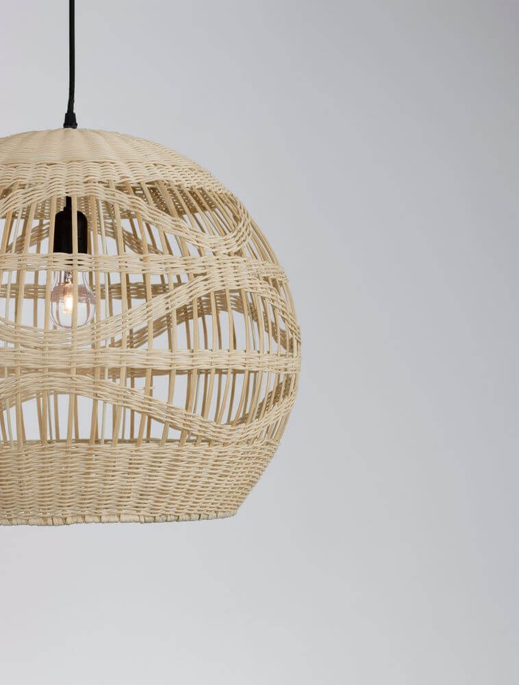 Marlo Pendelleuchte Kuppel Beige Rattan aus Rattan mit gemütlicher Atmosphäre für Wohn- oder Esszimmer.