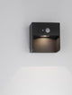 Marta LED Außenwandleuchte 3000K Anthrazit IP65 an einer Wand montiert, modernes Design mit Sensor.