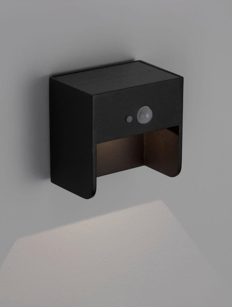 Marta LED Außenwandleuchte 3000K Anthrazit IP65 an einer Wand montiert, modernes Design und hochwertige Verarbeitung.