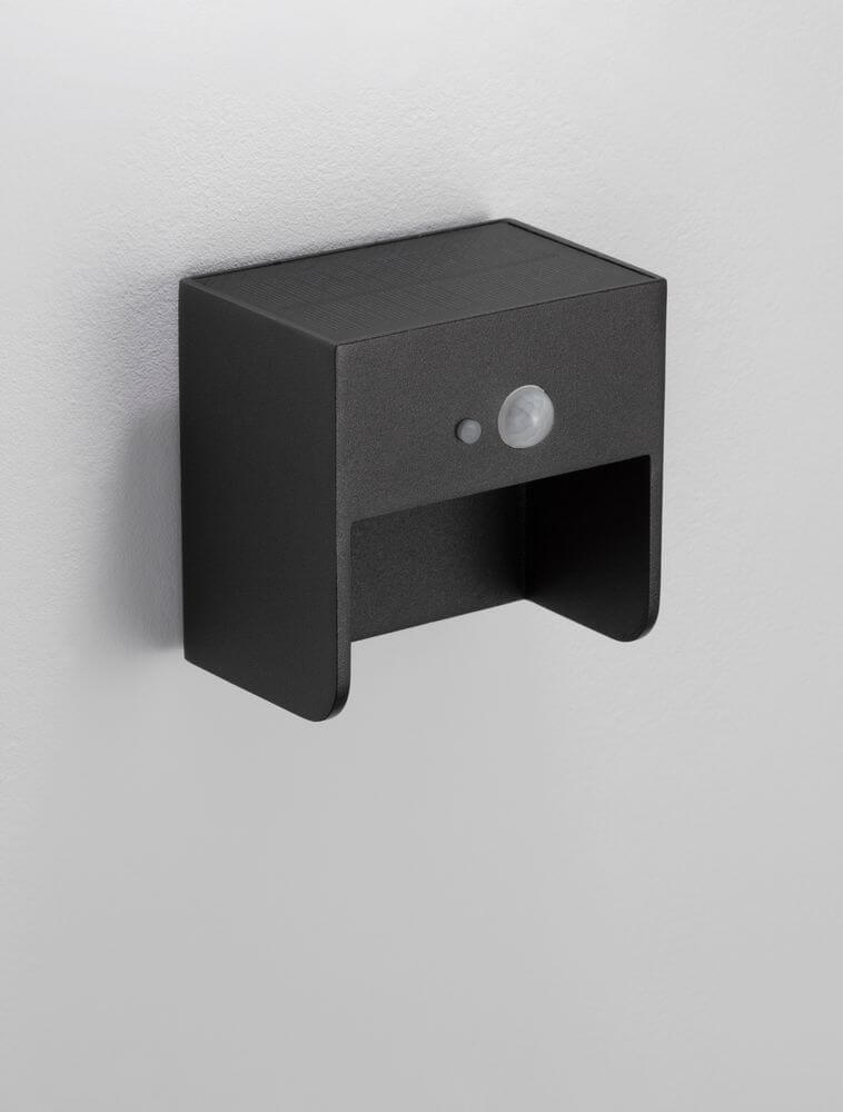 Marta LED Außenwandleuchte 3000K Anthrazit IP65 an einer Wand montiert mit Sensor.