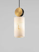 Elegante Maru Pendelleuchte Gold mit marmoriertem Schirm und goldener Halterung für stilvolle Beleuchtung.