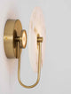 Maru Wandleuchte 3000K Gold an der Wand mit eleganter goldener Aufhängung und marmorierter Glasplatte.