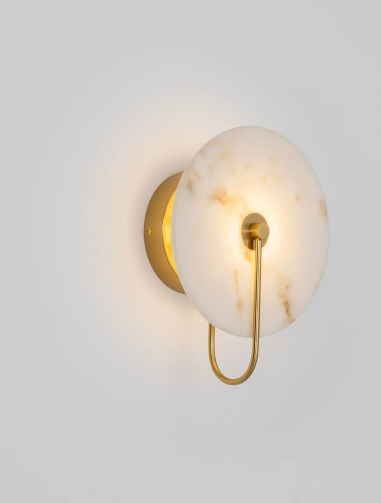 Maru Wandleuchte 3000K Gold mit elegantem, goldenem Design und marmorierter Glasabdeckung.