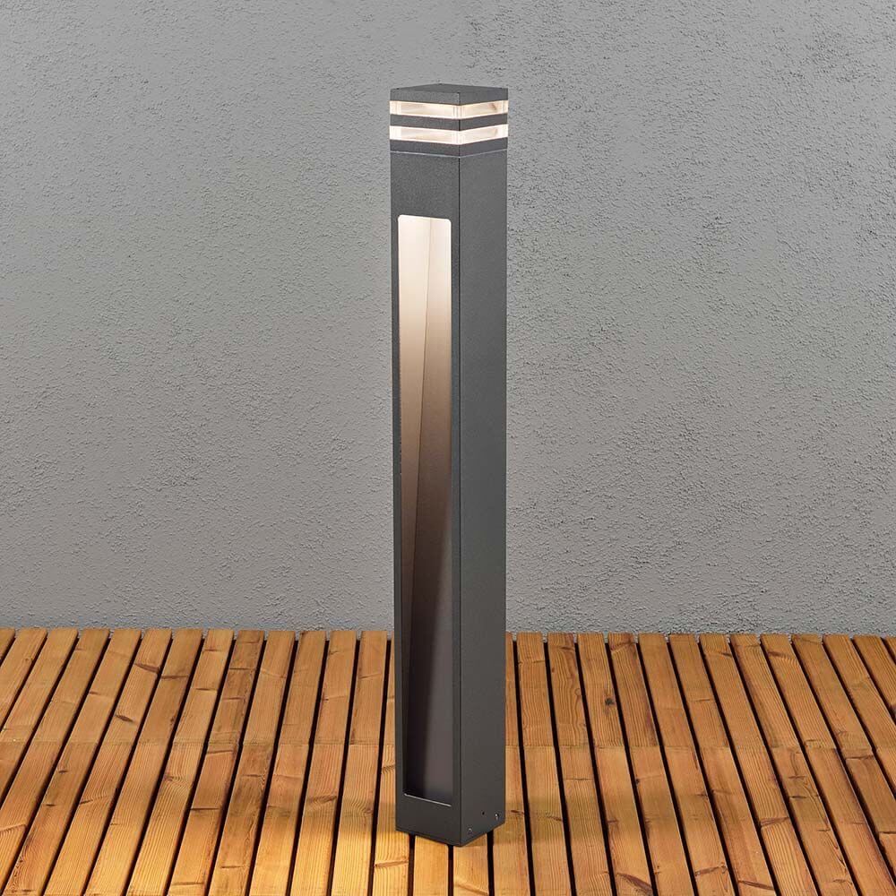 Massa LED Wegeleuchte Anthrazit, klares Acrylglas auf Holzuntergrund, modernes Design für Gartenbeleuchtung.