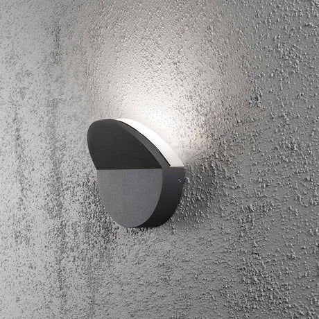 Matera LED utendørs vegglampe antrasitt montert på en strukturert vegg.