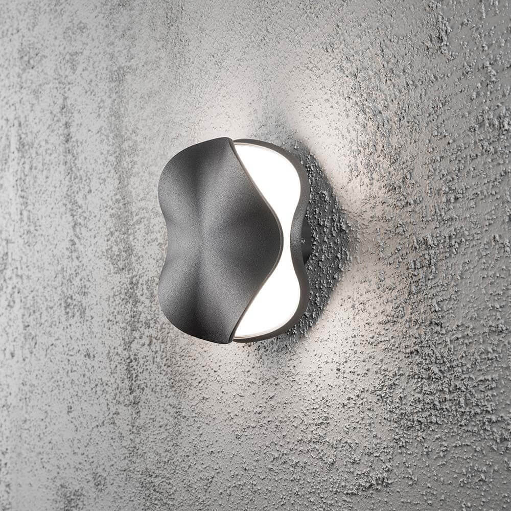 Matera LED utendørs vegglampe antrasitt, opal akrylglass installert på en vegg.