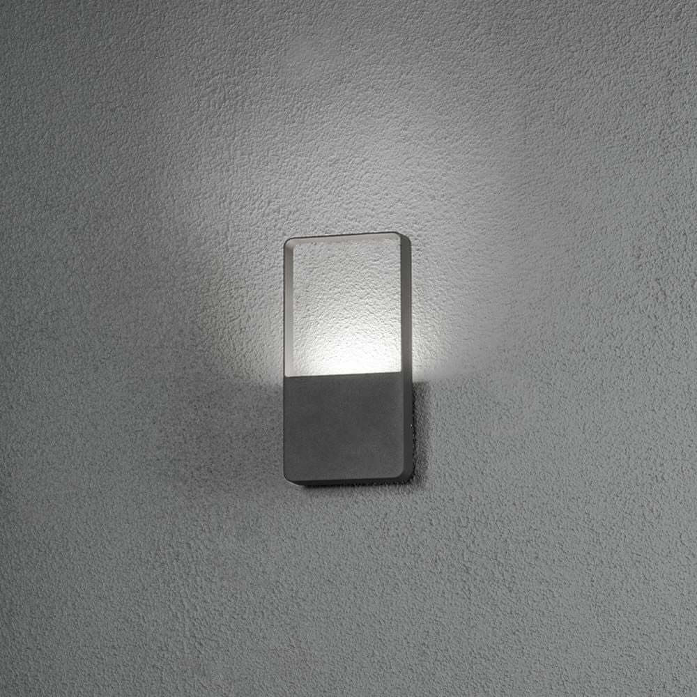 Matera LED Wandleuchte an einer grauen Wand installiert, stilvoll und modern, 6W Aluminium in Anthrazit.