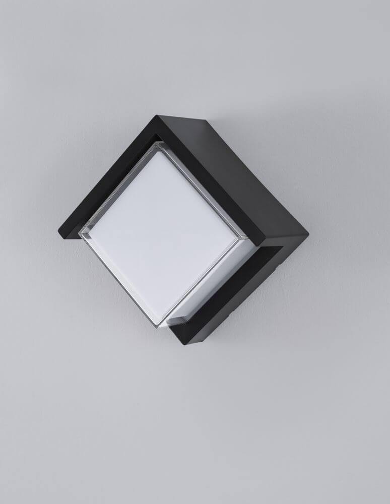Max LED Außenwandleuchte Quadratisch 3000K Dunkelgrau IP65 auf grauem Hintergrund.