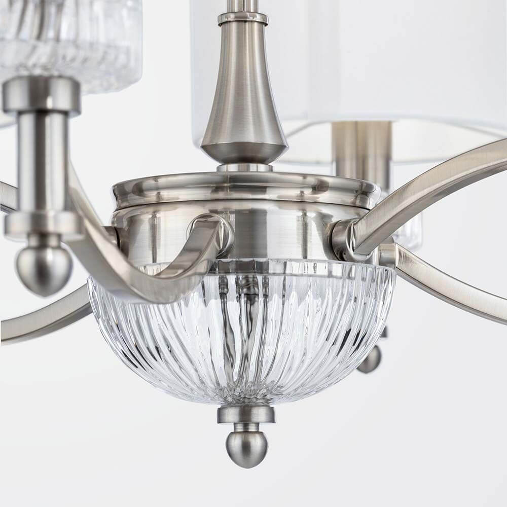 Alicante Kronleuchter mit Metallrahmen und dekorativen Glaselementen, eleganter Stoffschirm.