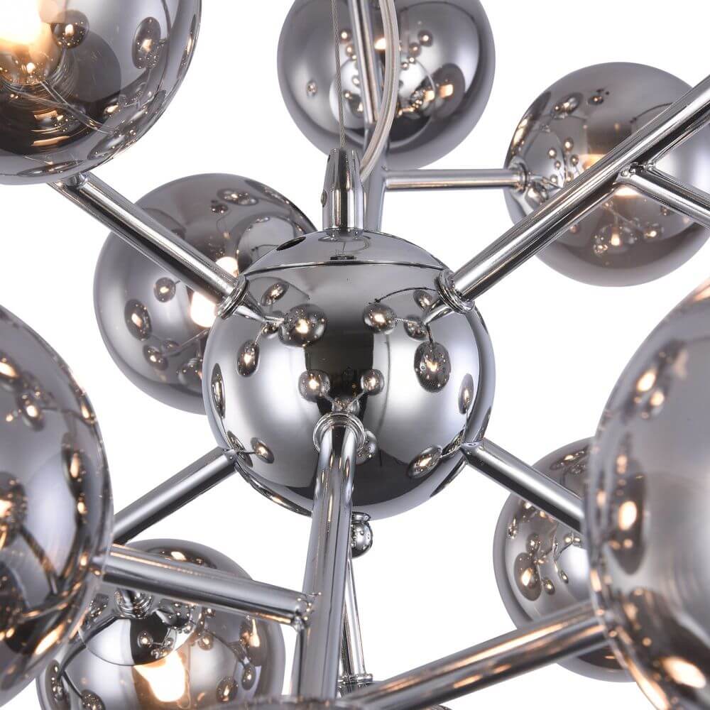 Detailansicht der Dallas Hängeleuchte mit chromfarbenen Kugeln und modernen Metallarmen.