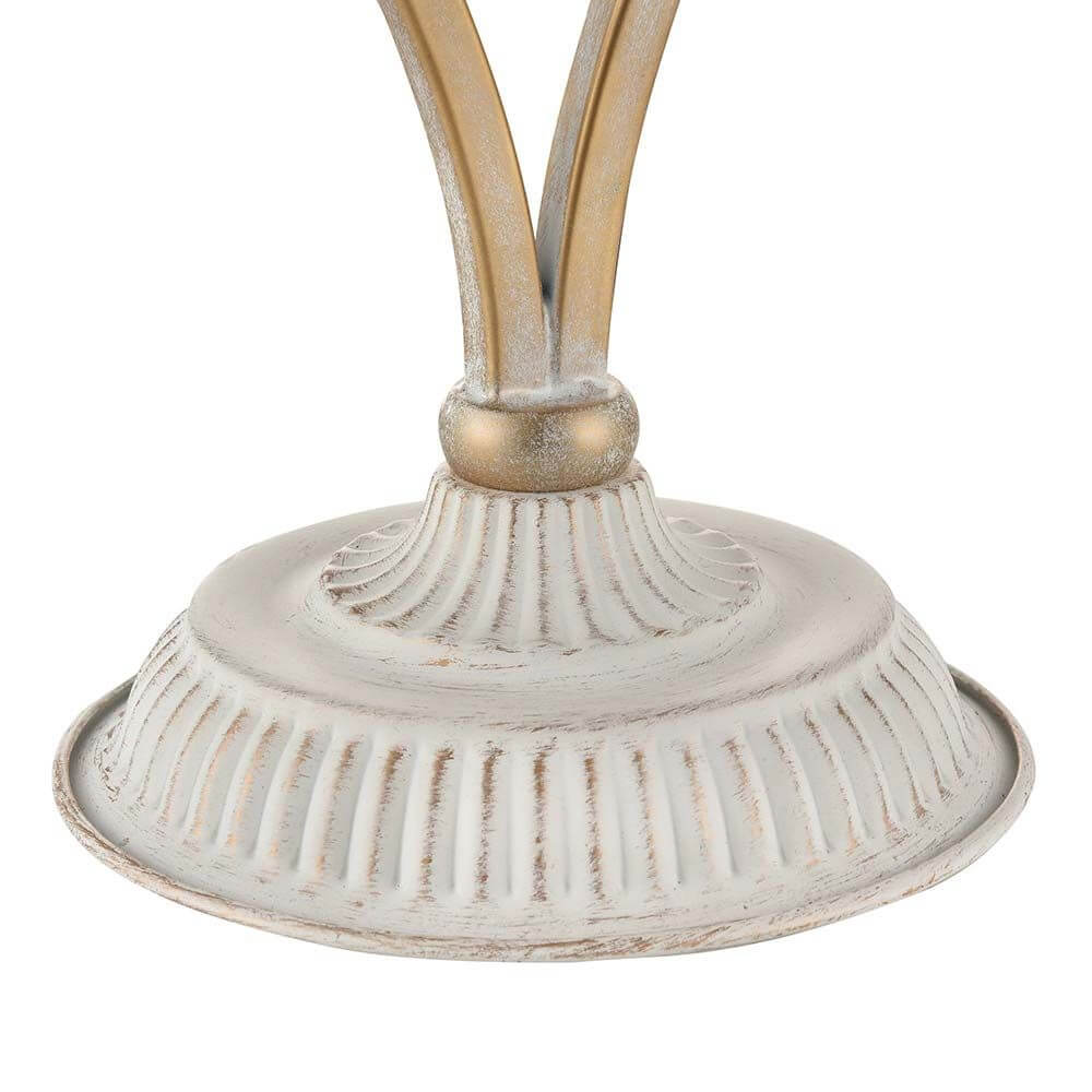 Detailansicht der Enna Tischlampe mit dekorativem Metallfuß und geschwungener Form.
