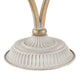 Detailansicht der Enna Tischlampe mit dekorativem Metallfuß und geschwungener Form.