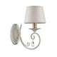 Enna Wandleuchte mit geschwungenem Metallrahmen und elegantem PVC-Lampenschirm.