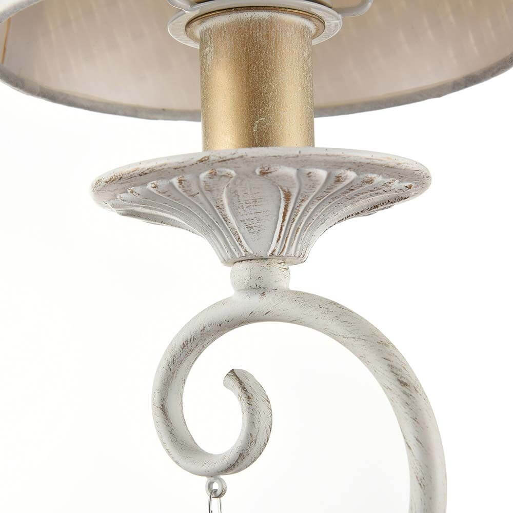 Detailansicht der Enna Wandleuchte mit geschwungenem Metallrahmen und dekorativem Lampenschirm aus PVC.