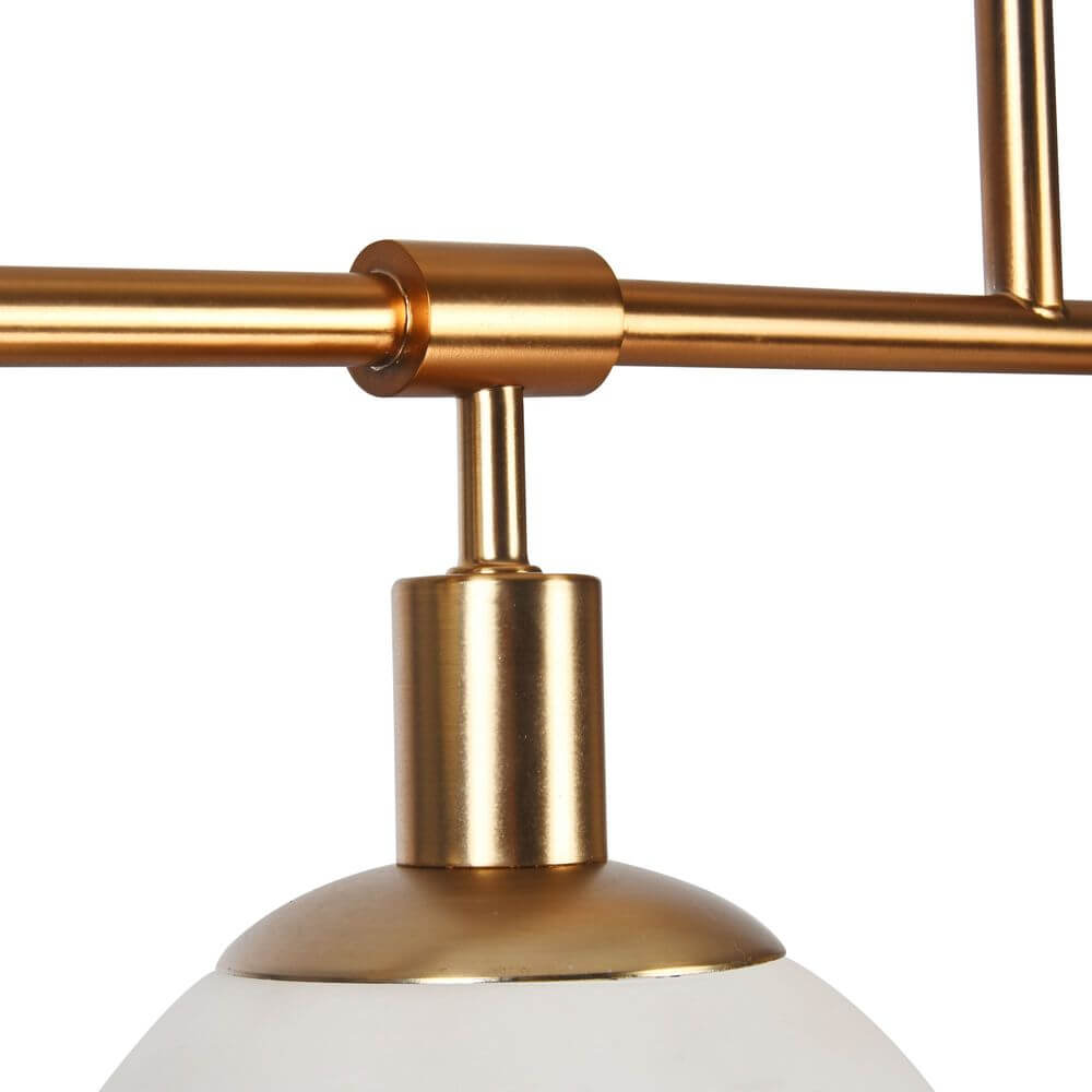 Detailansicht der Erich Hängeleuchte 5-flammig mit goldenem Metall und mattiertem Glas.