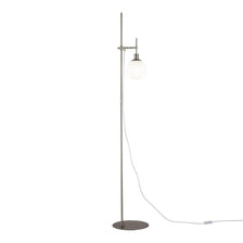 Erich Stehleuchte 155cm, Stehlampe mit grauem Metallschaft, hängender Glaskugel-Leuchtkopf, runde Metallfußplatte, Frontansicht