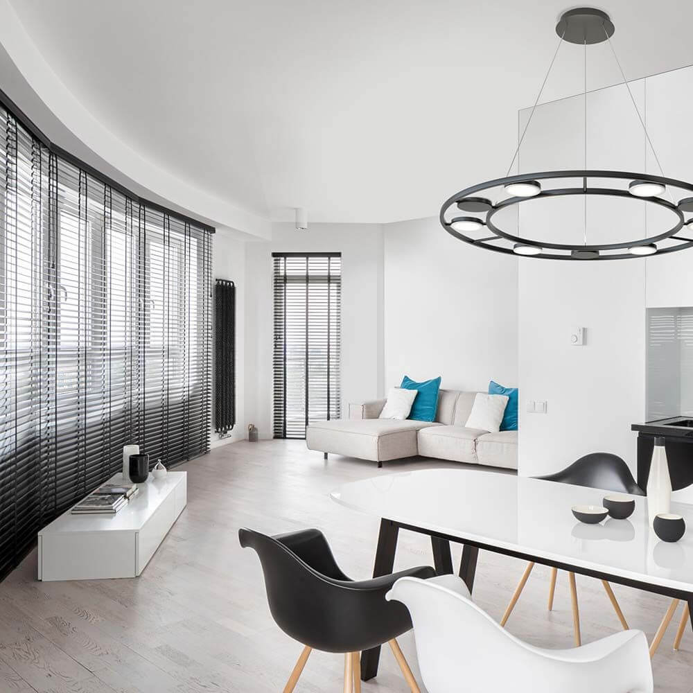 Fad LED Hängeleuchte Ø 80cm Metall im modernen Wohnraum mit eleganter Tisch- und Stuhlgestaltung.