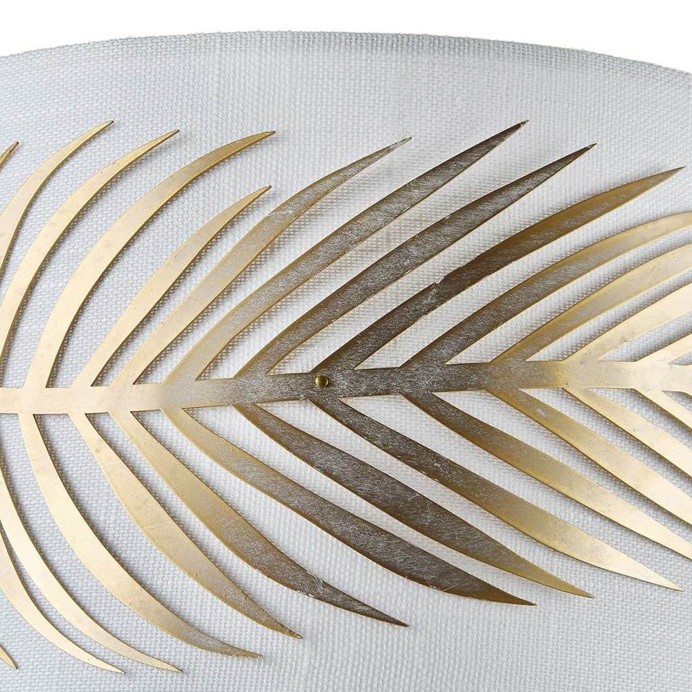 Farn Wandleuchte Metall Textil mit dekorativem Metallmuster und hochwertigem Stoffbezug.