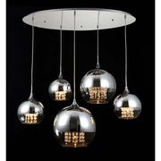 Suspension Fermi à 5 lumières avec cadre en métal, diffuseurs en chrome et en verre et cristaux décoratifs.