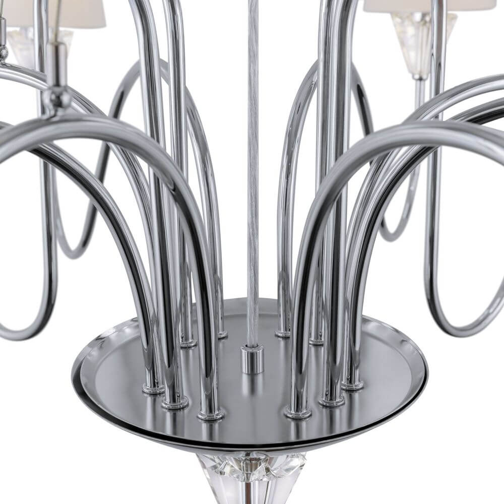 Detailansicht des Florero 12-flammiger Kronleuchters mit eleganten Metallarmen und glitzerndem Kristall.