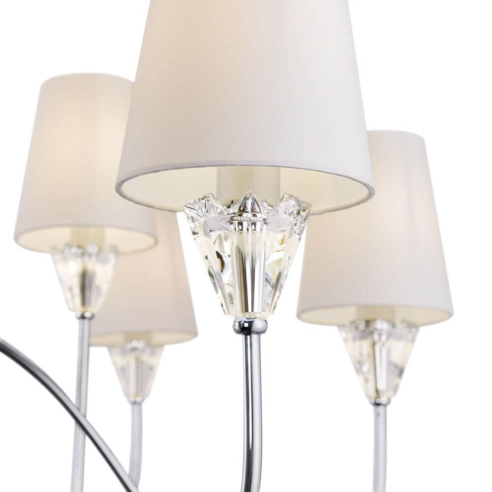 Florero 12-flammiger Kronleuchter mit eleganten Lampenschirmen und glitzernden Kristallakzenten.