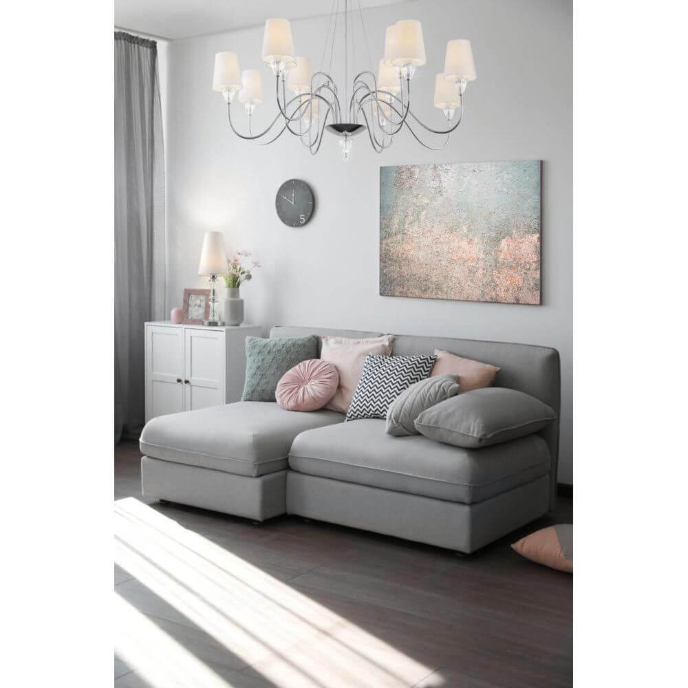 Florero 12-flammiger Kronleuchter über einem modernen grauen Sofa in einem hellen Wohnzimmer.