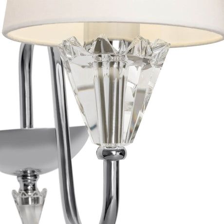Detailansicht der Florero Wandlampe mit kristallinem Lampenschirm und elegantem Design.
