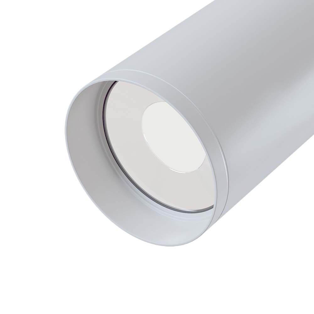 Focus Deckenleuchte Spot in Weiß, pulverbeschichteter Aluminiumkorpus, einstellbar um 180° horizontal und 90° vertikal.
