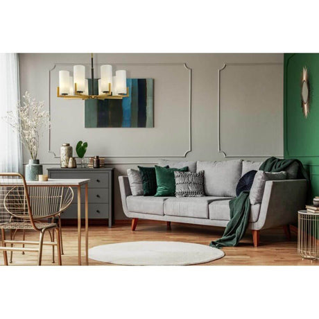 Fortano Kronleuchter 8-flammig über einem modernen Wohnzimmer mit grauem Sofa und stilvollem Dekor.