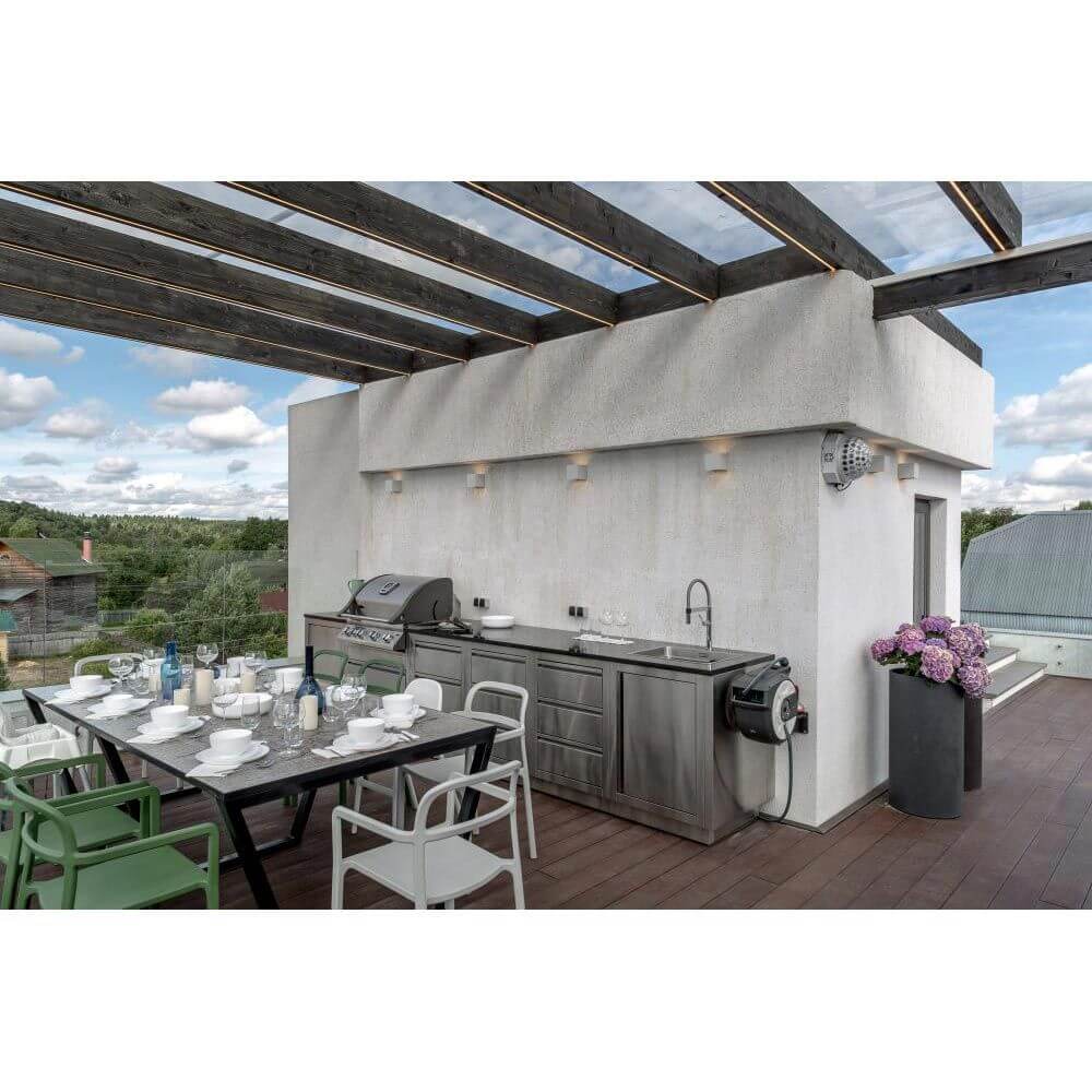 Fulton LED-Wandleuchte Außen eckig IP54 auf einer modernen Terrasse mit Grill und Essbereich.