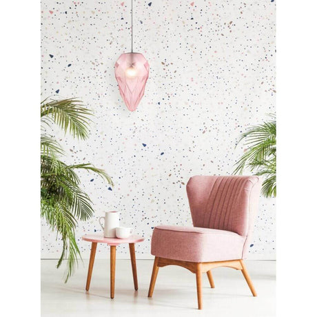 Suspension Globo Mini en rose, ambiance intérieure moderne avec chaise et table.