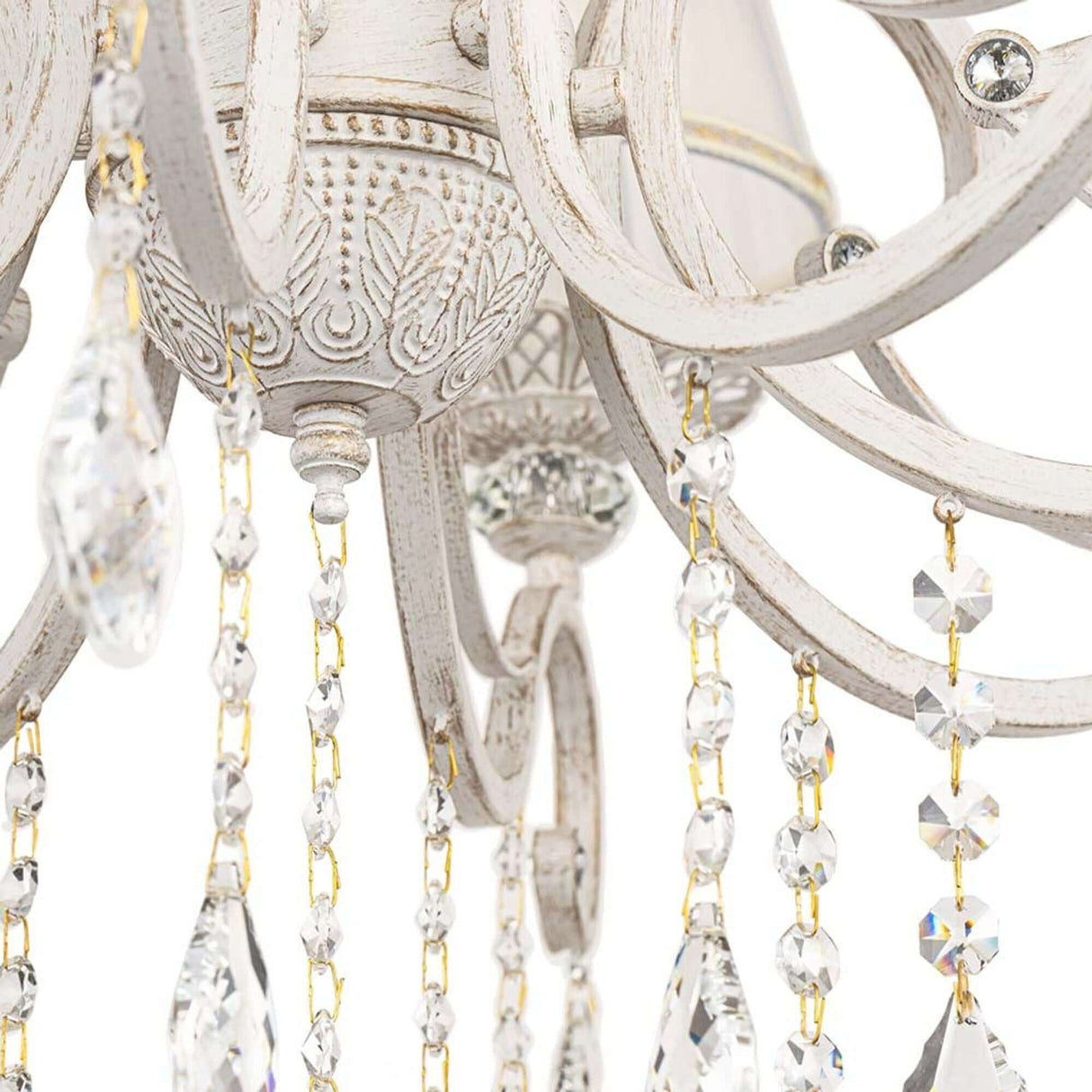 Detailansicht des Grace Kronleuchters 10-flammig Weiß, Gold mit Kristallanhängern und elegantem Metallrahmen.