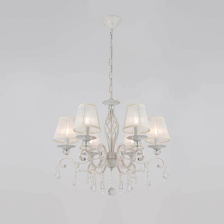 Lustre Grace à 6 flammes en métal aux couleurs blanches et dorées avec pendeloques en cristal.