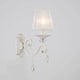 Grace Wandlampe Weiß mit weißem Lampenschirm und Kristallanhänger in elegantem Design.