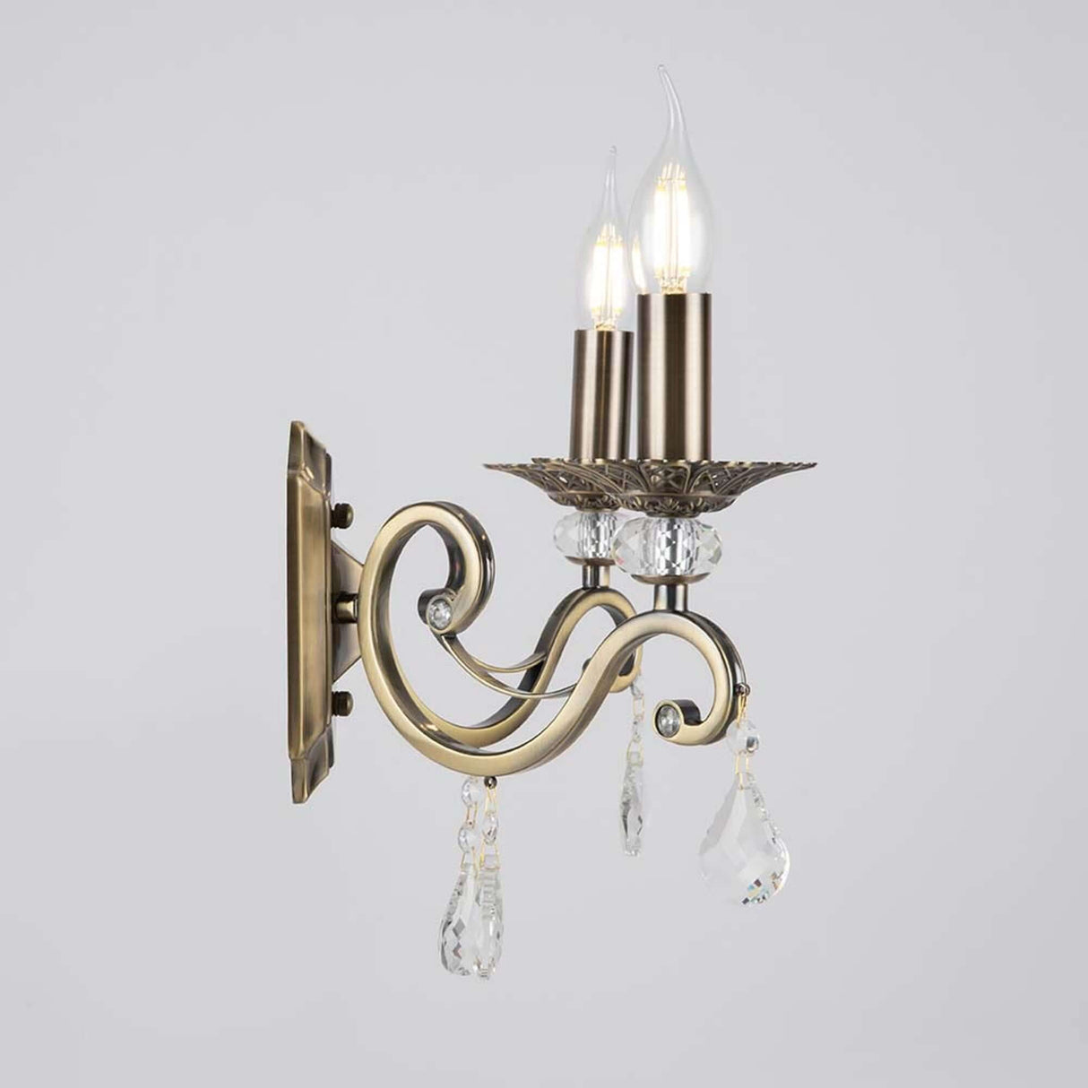 Grace Wandleuchte 2-flg. Messing mit Kristallanhängern und weißem Organza Lampenschirm.