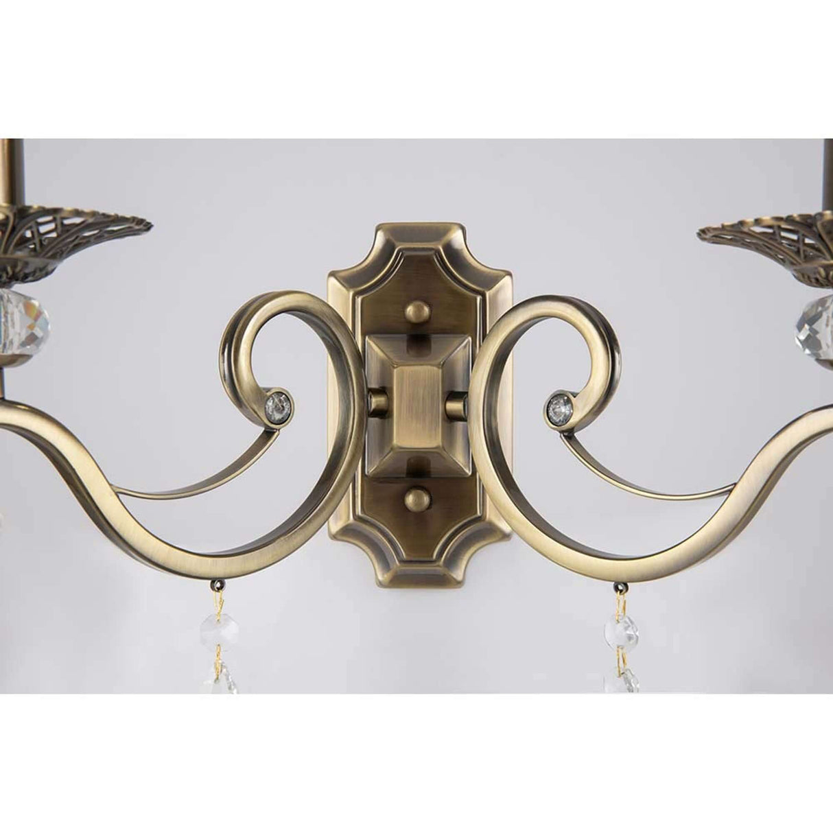 Grace Wandleuchte 2-flg. Messing mit elegantem Metallrahmen und Kristallanhängern.