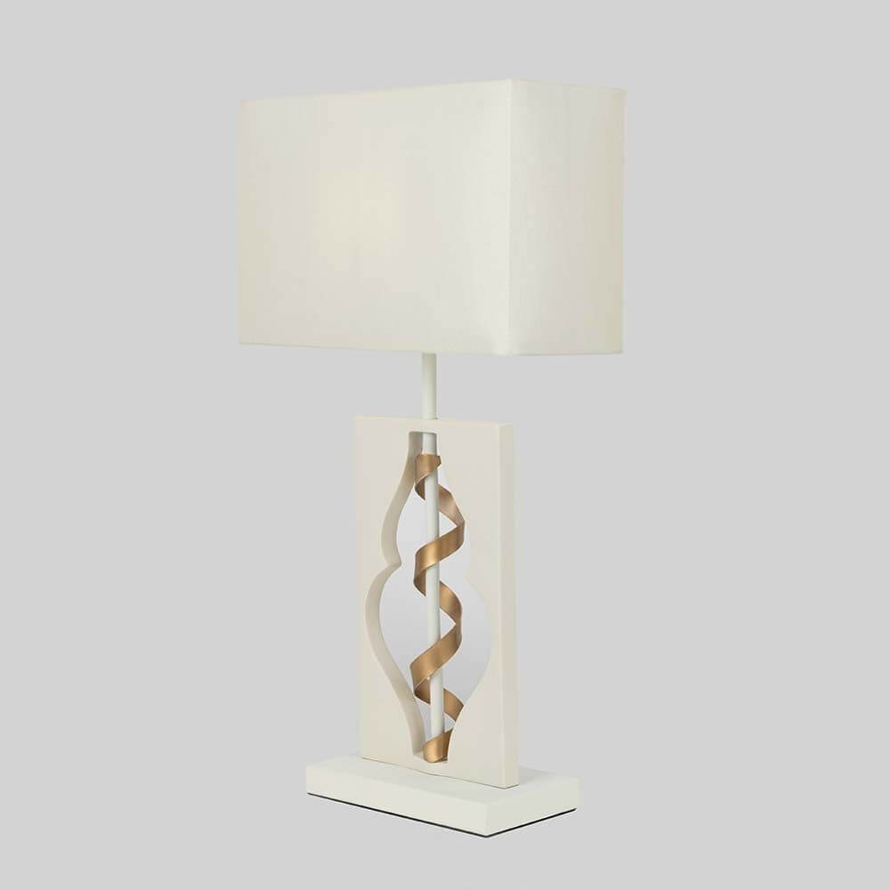 Intreccio Tischlampe Weiß, Gold mit Metallrahmen und Stofflampenschirm, dekoriert mit goldenen Bändern.