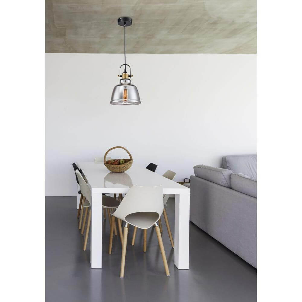 Irving Hängeleuchte Ø 20cm über einem eleganten Esstisch mit Stühlen in einem modernen Wohnraum