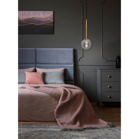 Beleuchtetes Schlafzimmer mit Ligero Hängeleuchte, klaren Glasschirm und elegantem Design.