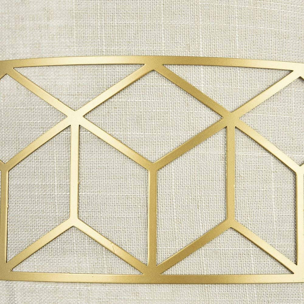 Detailansicht der Messina Wandlampe Leinen mit goldfarbenem Schablonendekor auf Leinenbezug.