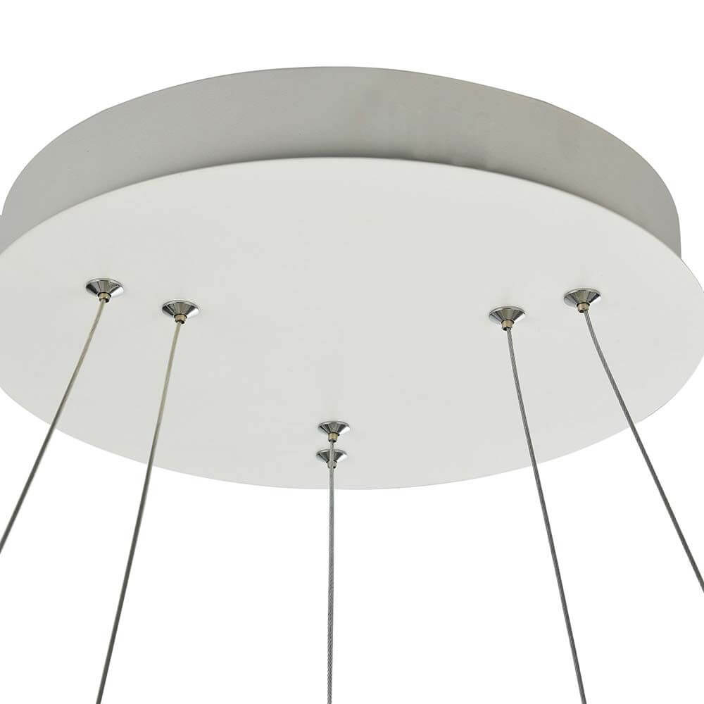 Nola LED Pendelleuchte Ø 60cm Deckenhalterung aus Metall mit vier Kabeln zur Aufhängung.
