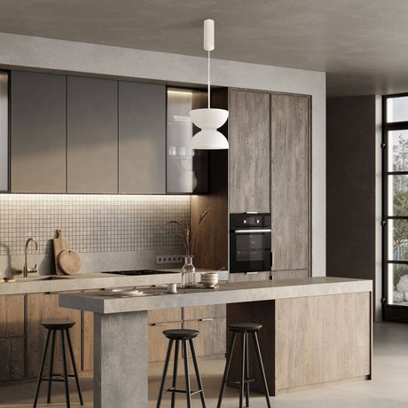 LED Suspension Kyoto Ø 22 cm dans une cuisine moderne avec étagères en bois et éclairage élégant.