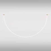 Montageansicht der LED Pendelleuchte Tau 400cm auf einer weißen Wand.